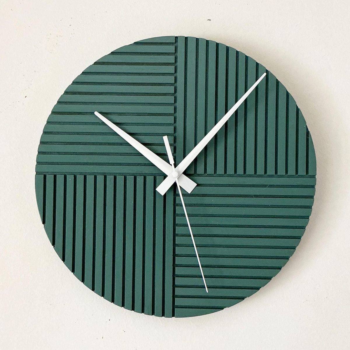UdrCrafts® Modern Geometric Wall Clock – 12 Inch Minimalist Round Silent Non-Ticking Analogue Clock, 3D Textured Linear Pattern, Battery Operated Art Decor for Living Room, Office, Bedroom (Sage Green)