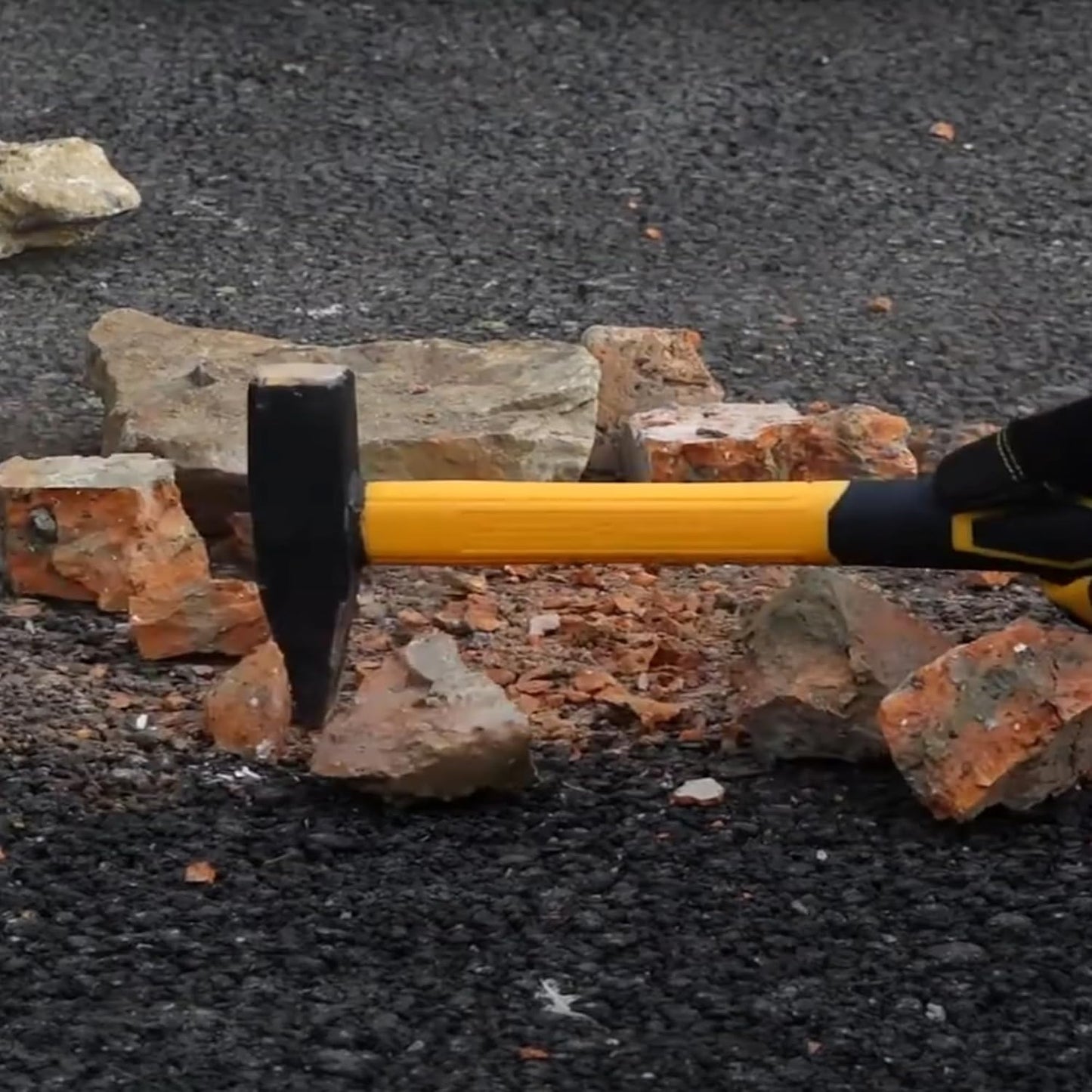 INGCO Professional Machinist Hammer with Fiberglass Handle, Drop-forged hammerhead, Weight: 1000g