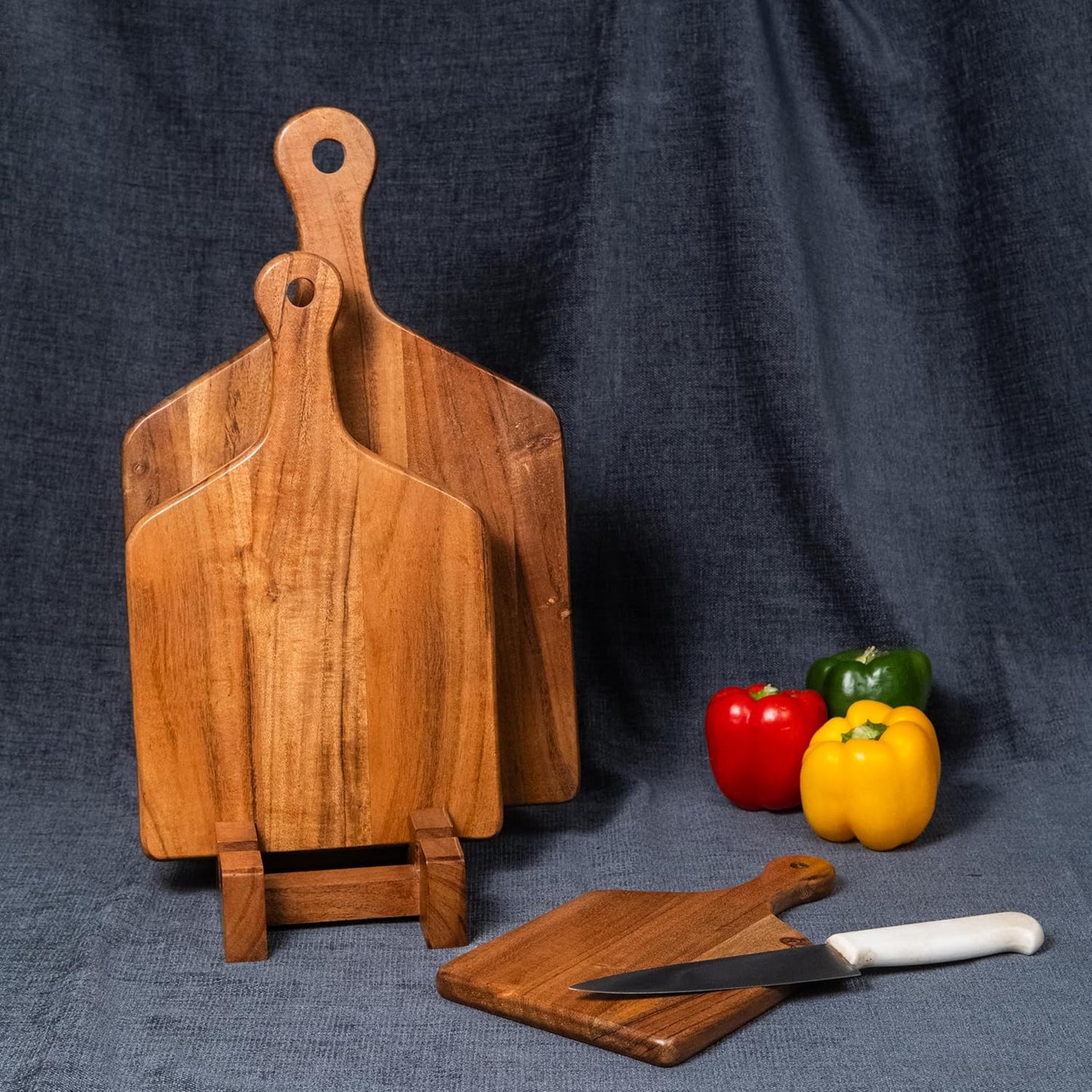 Udaipur Handicrafts Wooden Chopping Board Set of 3 with Stand – Acacia & Mango Wood Cutting Boards in Multiple Sizes – Durable, Stylish & Compact for Kitchen Prep, Serving & Storage