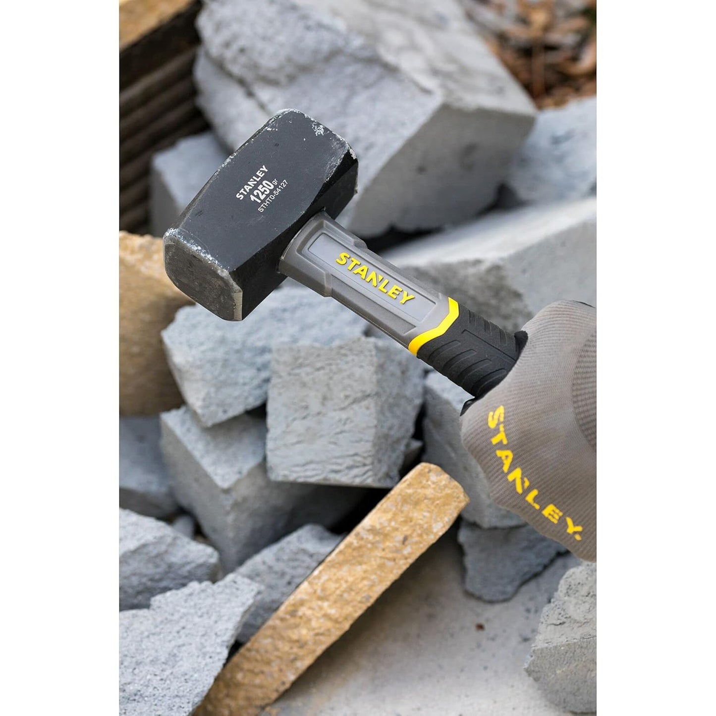 STANLEY STHT0-54127 1.25kg Club Fiberglass Hammer, 213mm Handle Length, Forged High-Carbon Steel Head, Ideal for Light Demolition Work, Driving Masonry Nails & Striking Other Tools, LxWxH: 26x9x4cm