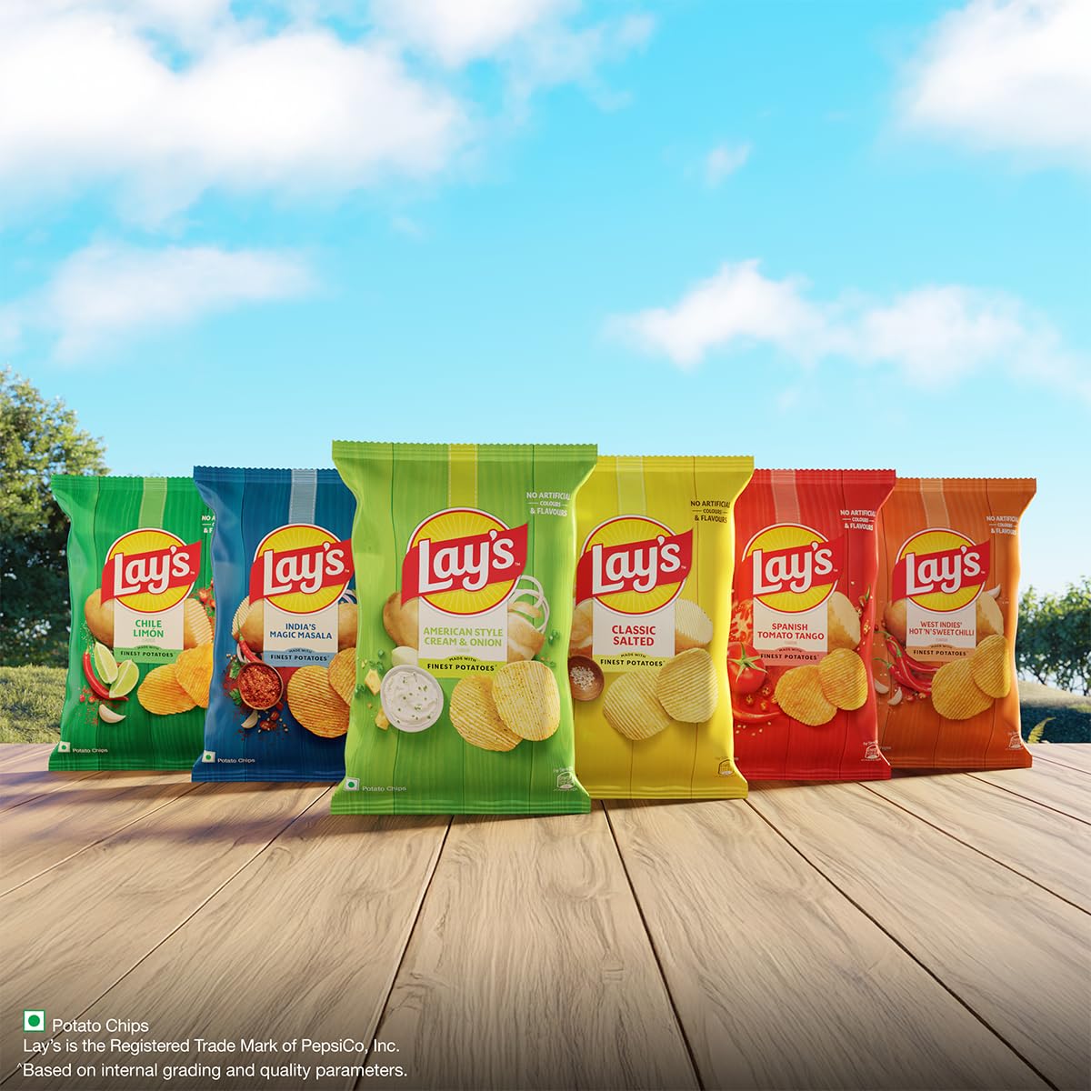 Lay's Sizzlin’ Hot Potato Chips 48g/52.9g, Crispy Wavy Chips and Snacks