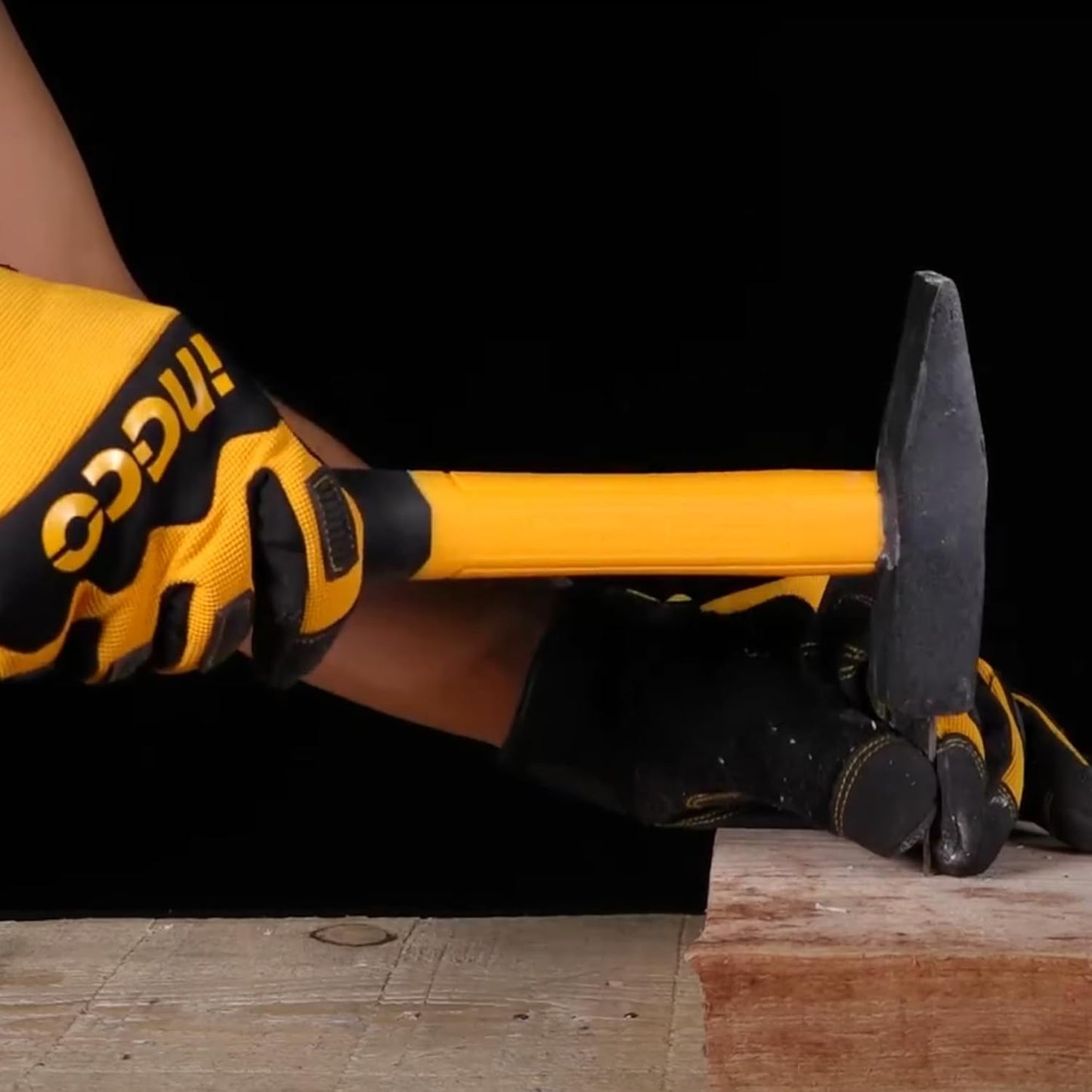 INGCO Professional Machinist Hammer with Fiberglass Handle, Drop-forged hammerhead, Weight: 1000g