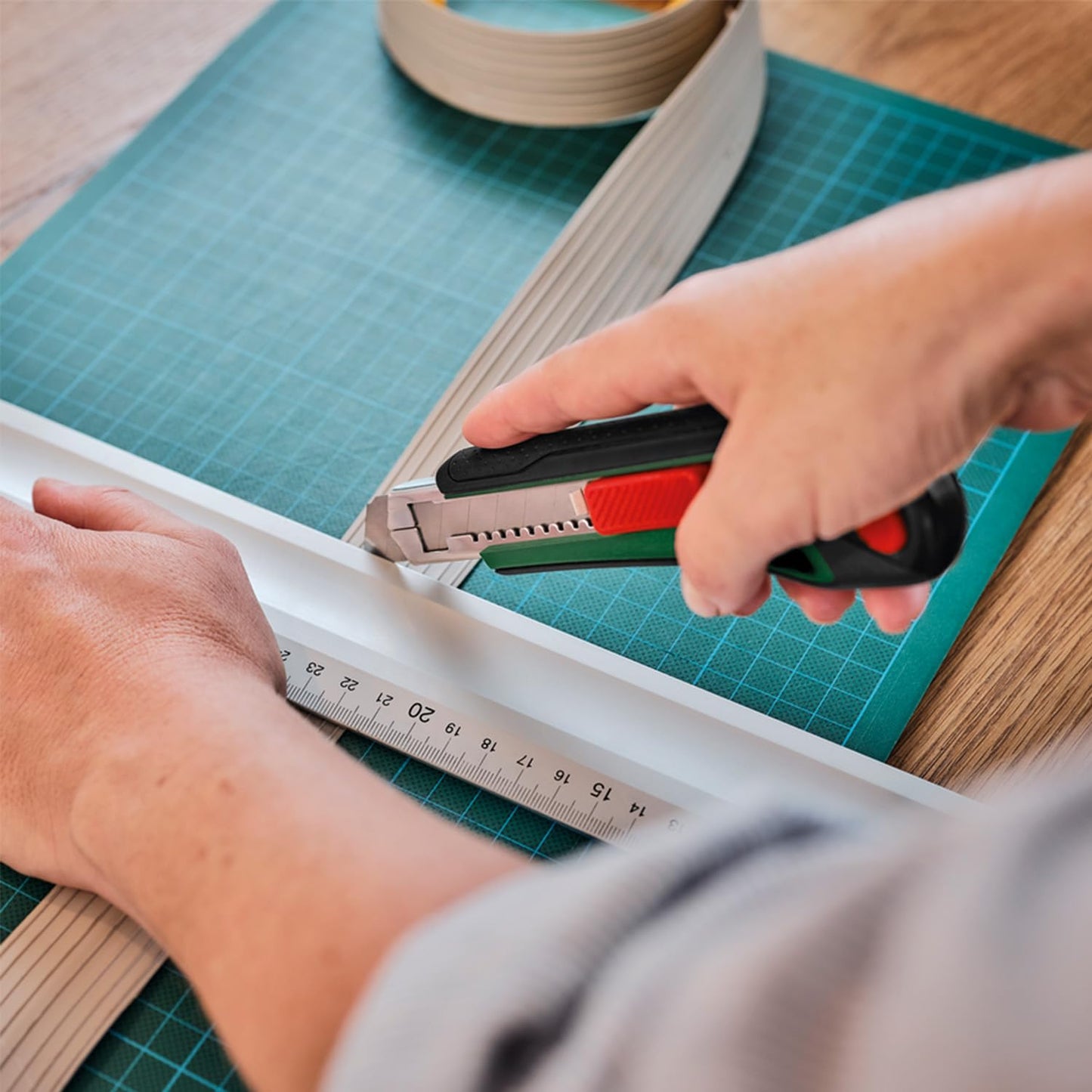 BOSCH 18mm Snap Off Blades 10-Piece Superior Sk5 Steel For Precision Cuts, Extended Use With 7 Snap-Off Sections